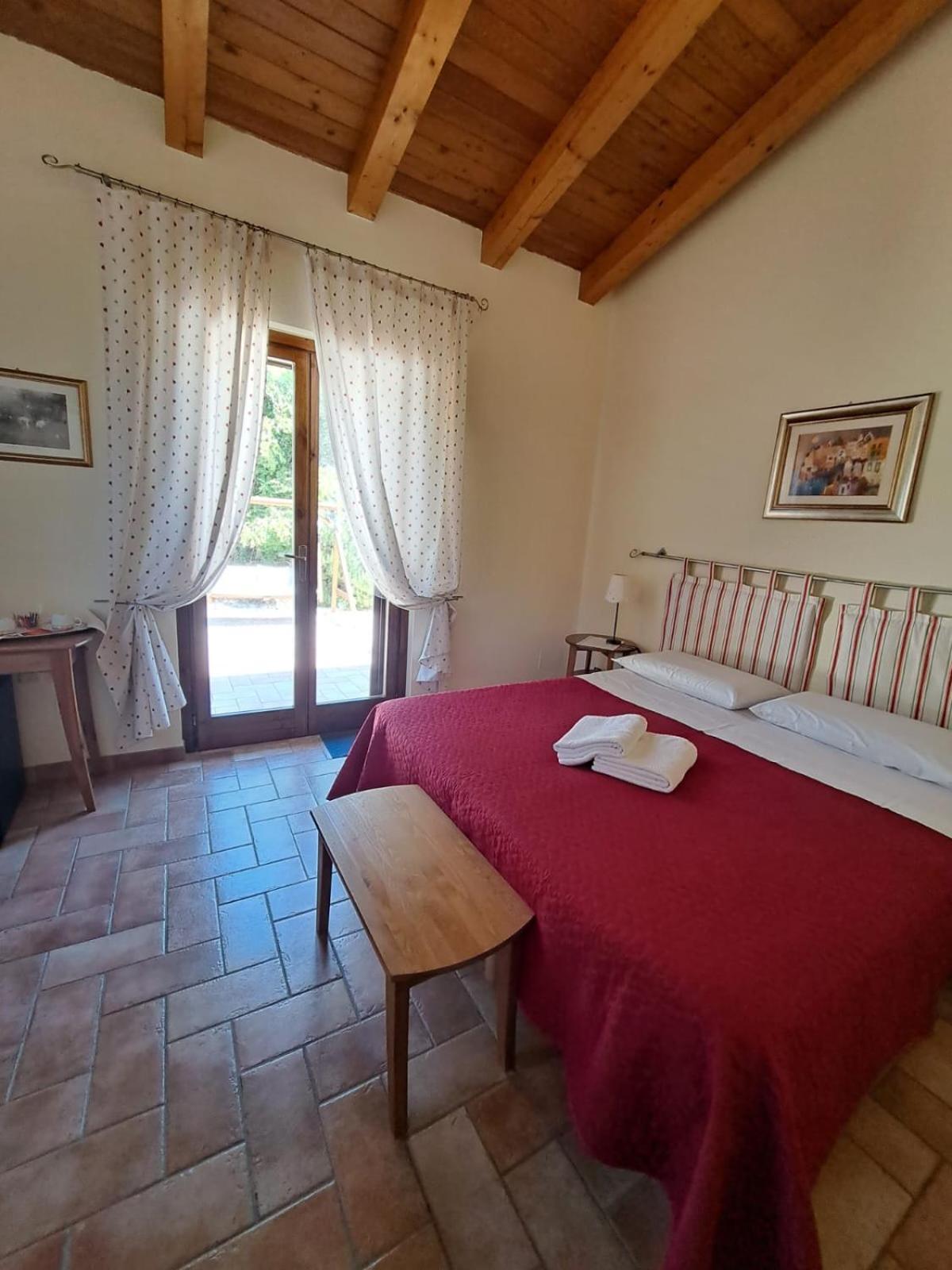 Casale Terre Rosse Bed and Breakfast Saturnia Exteriör bild