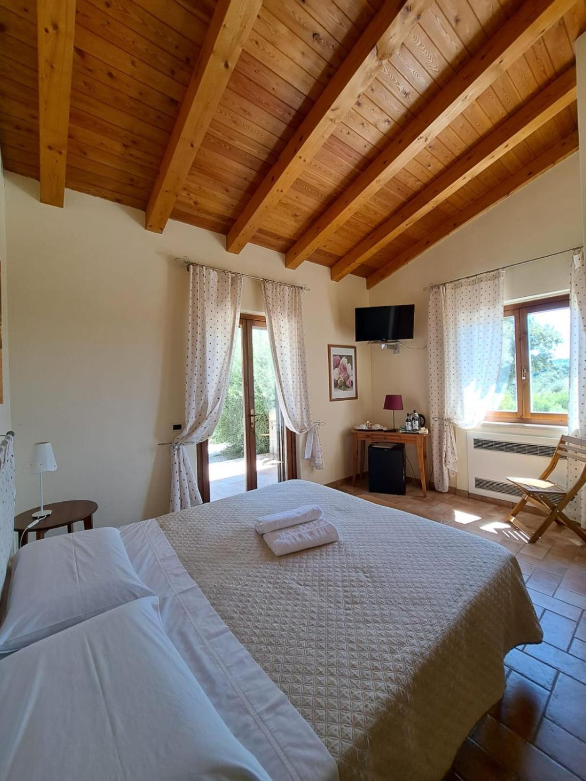 Casale Terre Rosse Bed and Breakfast Saturnia Exteriör bild